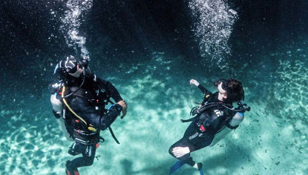 Desfrutando no fundo do mar