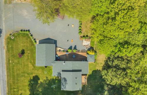 Relaxing Pocono Stay Near Lake with Hot Tub & BBQ - Foto 50