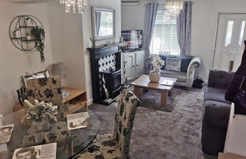 Stunning 2-Bed House in Macclesfield Cheshire - Foto 1