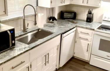 The House Hotels - 4 Beds, huge yard, secluded, and central! - Foto 7