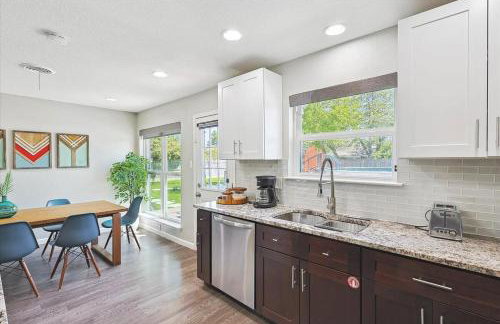 Peaceful and Relaxing Getaway w Beautiful Pool - Photo 15