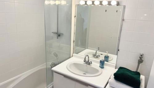 Sunny Flat, parking & RER C and H - Foto 3