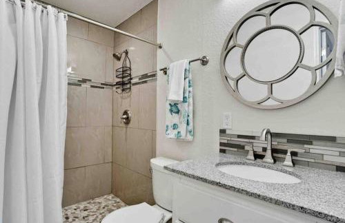 "Seaglass" Dazzles with Exceptional Bay Views! - Foto 21