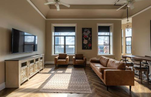 Above Coffee Shop, Cincy Hilltop Apt, City Views! - Foto 8