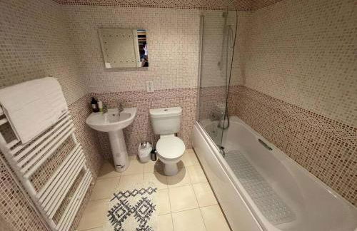 Luxury 4-5 Bed Home with Games Room and Balcony - Foto 26