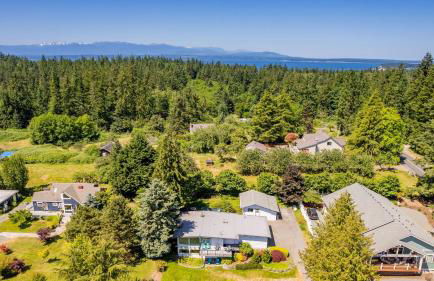 Sunny Side Island Retreat by Avantstay Backyard - Photo 90