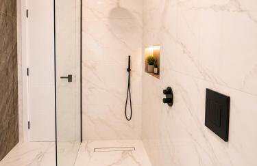 Luxurious & Elegant 6-Bed House - Photo 12