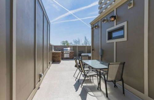 GLITZ & GUITARS I Stylish 3BR with Rooftop Hot Tub in East Nashville - Foto 25