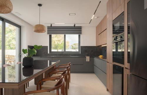 Asea Villa, Spectacular right-on-the-beach Retreat, By ThinkVilla - Foto 40