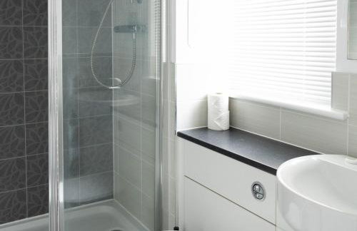 Lovely, comfortable 2-bed Braehead - free parking - Pass the Keys - Foto 45