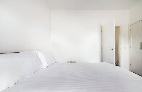 Bright, modern 2 bedroom house with free parking! - Foto 27