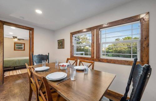 6-min walk to Lake - Home w/Fire-Pit & Pool Table - Foto 9