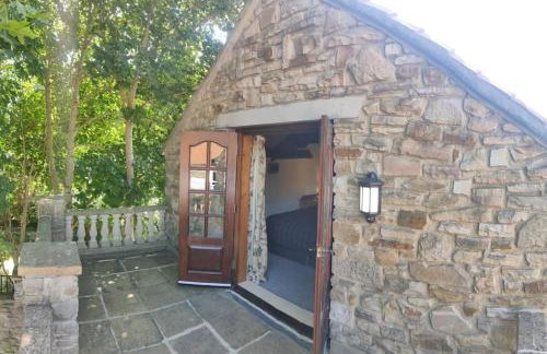 Stunning 2 Bedroom Guest House with Hot Tub - Photo 14