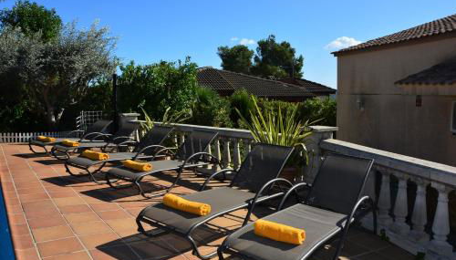 Villa Sitges Ilusión 15 minutes by car from Sitges Sleeps 16 people XXL swimming pool - Foto 2, sunbed