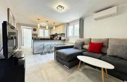 SUNNY Apartment in a Cosy Villa with shared swimming pool - Foto 10