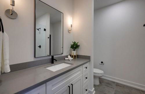 Skyline Luxury - Rooftop Deck- King Suites-Garage - Foto 33