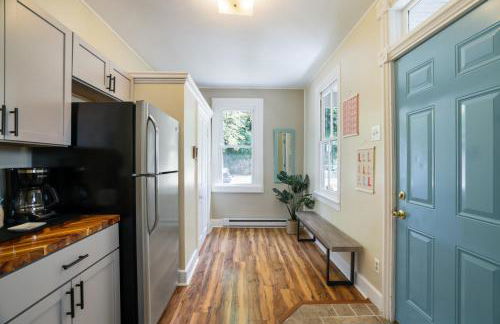 Spacious Broadway Home Downtown Western Modern Charm with parking - Photo 36