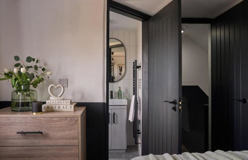 Beautiful 4 Bedroom - Close to QE Hospital & Uni - Photo 34