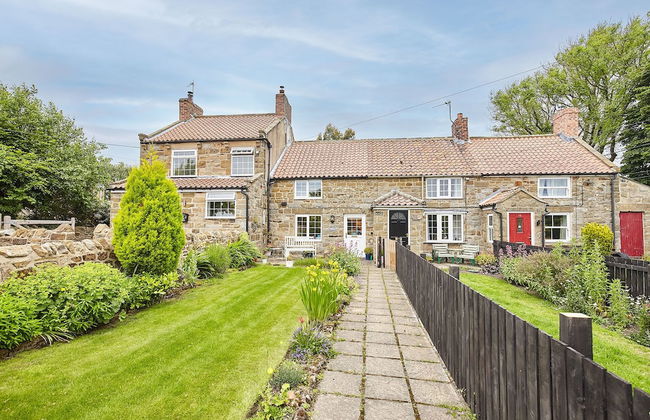 Host Stay Honeysuckle Cottage - Photo 1