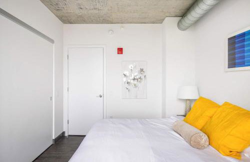 Freshly Minted 2BR - Elegance & Comfort in Central Chicago - Photo 17