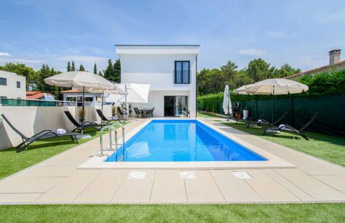 Modern Villa Angelina in Poreč - by Istrabook - Foto 1