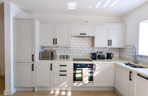 Spacious and Modern Entire Home with Garden - Foto 12