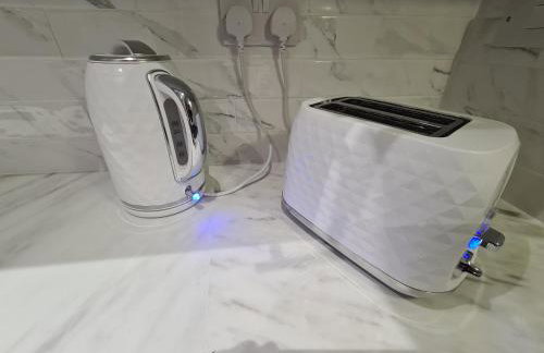 Whole House - 4 Bedrooms - Parking - Sleeps 8 - Foto 9