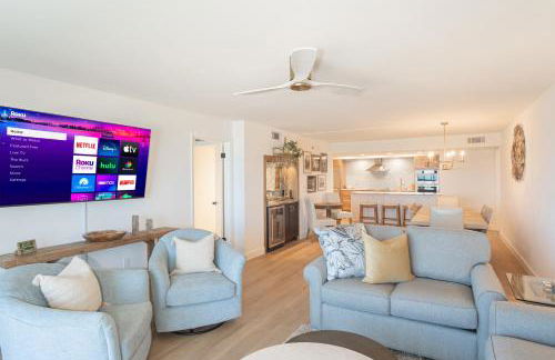 Luxury direct oceanfront corner with a large private balcony, heated pool and garage - Photo 24