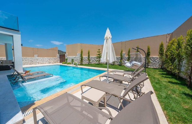 Luxury 4-bed Villa With Private Pool and Jacuzzi - Photo 25