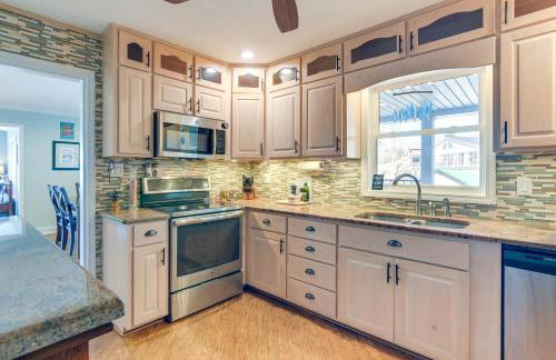 Radford Home with Wraparound Deck! - Foto 4