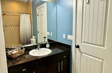 Luxury Condo with Pool and Jacuzzi - Photo 12