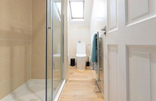 Spacious 2 Bedrooms House Near Leeds Centre, Free Parking, Ideal for Contractors & Long Stays - NordStay - Photo 13