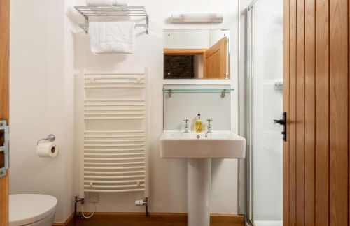 Water Mill at East Trenean Farm -Luxury Cornish Cottage sleeping 4 with hot tub, private garden, rural views and EV facilities - Foto 7