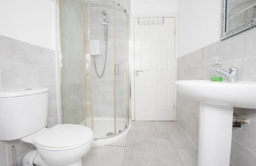 Spacious 4BR Home in Manchester with Parking & Wi-Fi - Foto 7