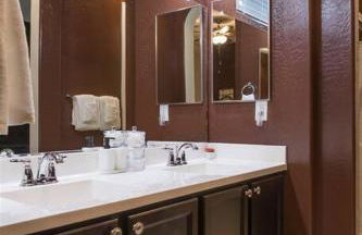 Gated townhouse with 2 suites, heated pool, hot tub - Photo 17