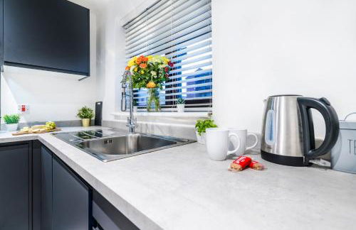 Great Location 2 Bedroom House in Nottingham, Private Garden, Fast Wi-Fi and Free Parking - Photo 37