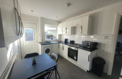 Contractor Friendly Spacious 3 Bed With Private Parking - Foto 4