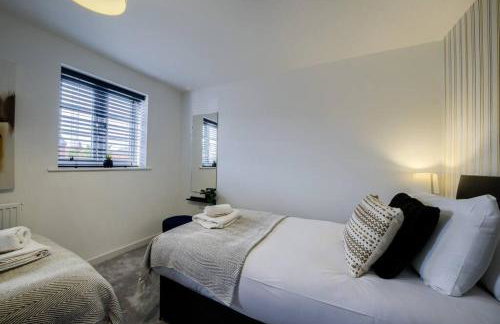 3 BedRoom house, Sleeps 6 with Full Kitchen, Garden and Free Parking - FREE Wi-Fi near Milton Keynes Bowl - Foto 22