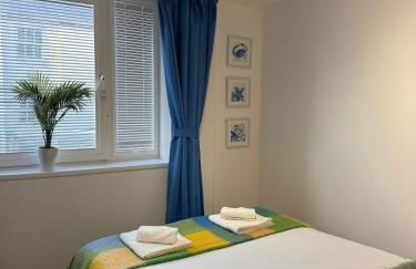 Central Apartment with 75inch TV Netflix - Photo 4