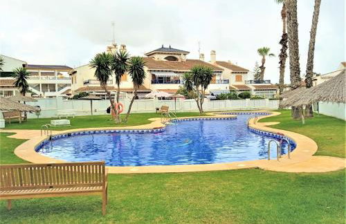 Chalet adosado en RIOMAR-3, urbanización residencial privada - Foto 1