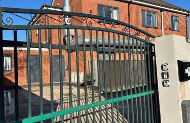 Cosy 3 Bed Apartment Near Birmingham Airport & NEC Perfect for Groups & Contractors! - Foto 6