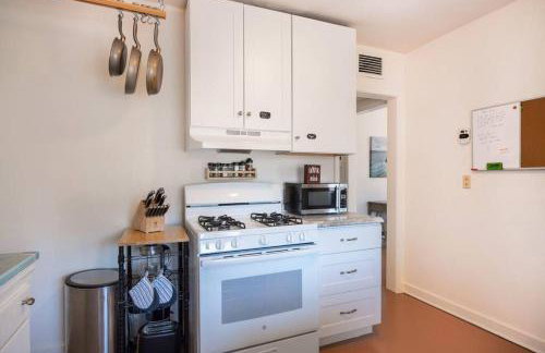 Cali 2BR Getaway Firepit, Yard & Spring Charm - Foto 27