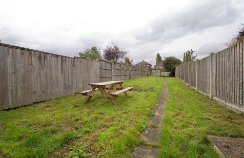 London Road Villa - Free Netflix, Private Parking, WiFi & Private Garden - Photo 36