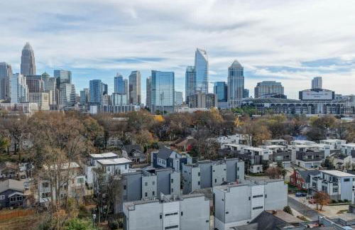 Luxe Townhome Rooftop Hot Tub Parking - Photo 17