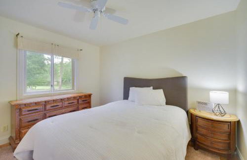 Spacious Lakefront New Auburn Home with Sunroom - Foto 16