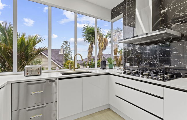 High-end Modern Villa Spa Pool & Views - Photo 20