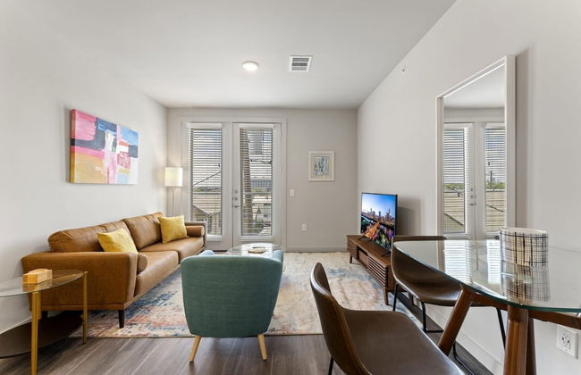 Prime Soco Quaint 1BR King Suite w Pool Parking - Photo 10