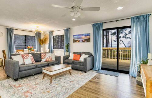 Woodsy Retreat, steps to Bay - Hot tub! - Foto 1