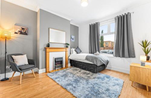 Comfortable 4 Bed Home - Free Parking & Fast WiFi - Foto 29