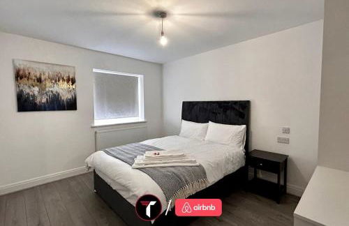 Spacious 4 Bedroom House for 8 Guests Ideal for Families and Contractors, WIFI and Free Parking - Foto 13